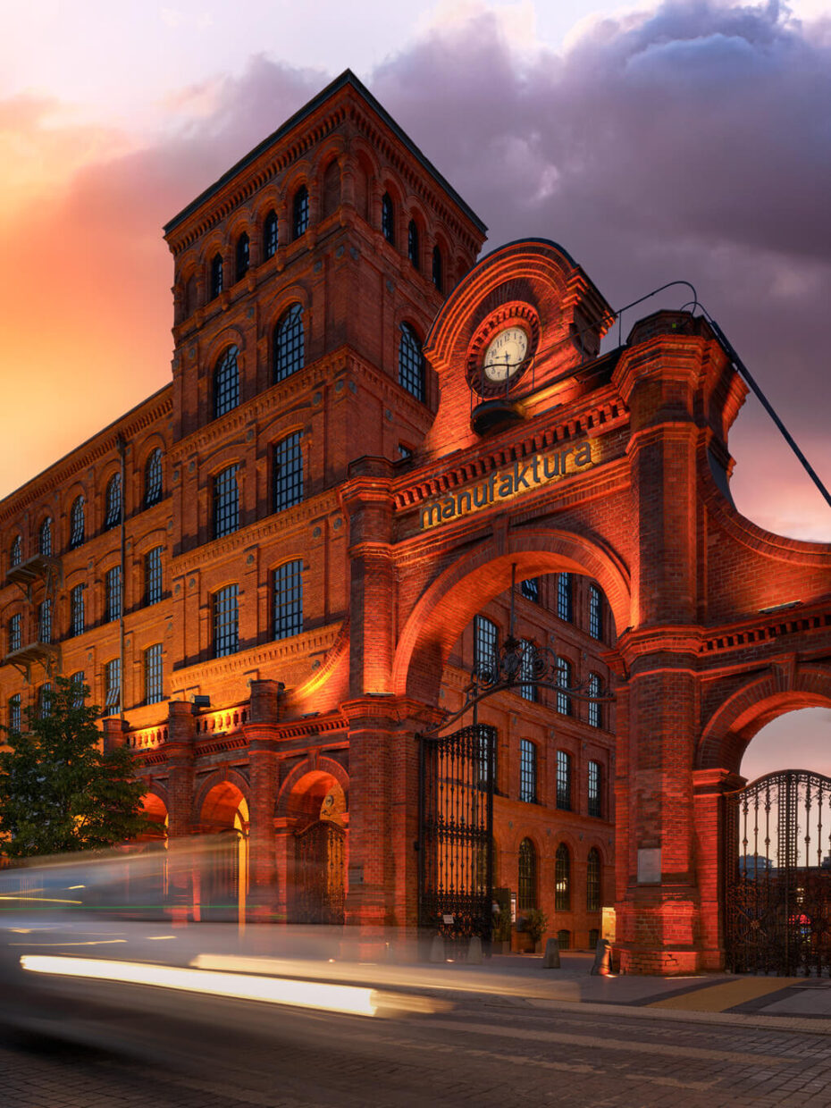 Manufaktura (brama) do dawnych zakładów włókienniczych Izraela Poznańskiego, obecnie centrum handlowo-kulturalno-rozrywkowe, symbol łódzkiej rewitalizacji.